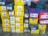une pile de cartons empilés par terre