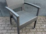 une chaise placée devant une jardinière
