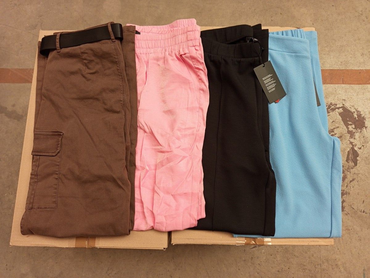 Lot de 50 pantalons (très grande variété de modèle) - pour femmes - 100% marques - Neuf, avec étiquette - 2 cartons