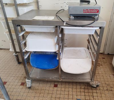une photo d'une cuisine avec beaucoup de nourriture sur le plan de travail
