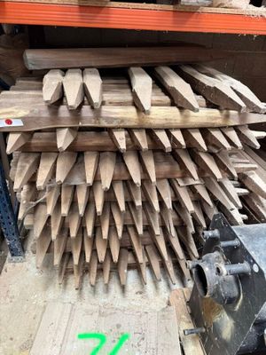 plusieurs morceaux de bois empilés les uns sur les autres sur une palette