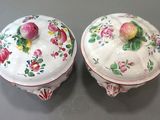 deux assiettes blanches ornées de fleurs roses, posées sur une table