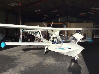 un petit avion garé dans un garage