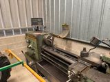 une machine qui se trouve à l'intérieur d'un bâtiment