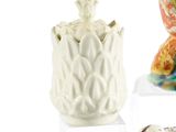 une collection de figurines asiatiques exposées sur un support blanc