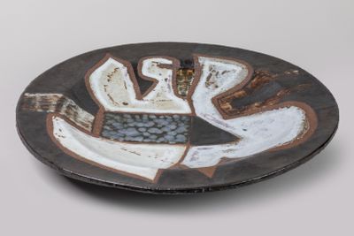 une assiette en noir et blanc ornée d'un motif