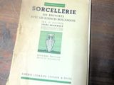 un livre posé sur une table en bois