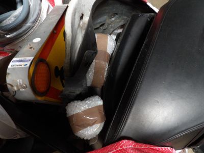 une moto avec un casque et d'autres objets à l'arrière