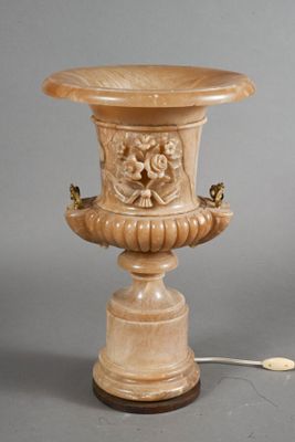 une lampe posée sur une table