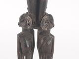une image représentant une statue d'un homme avec trois enfants