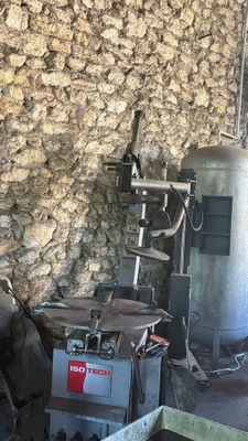 une machine qui se trouve dans une pièce, avec un mur de pierre derrière elle