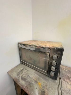 un vieux four grille-pain posé sur une table en bois
