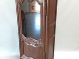 une armoire en bois surmontée d'un miroir