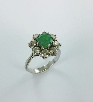 Gros plan sur une bague ornée d'une pierre verte