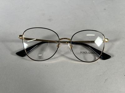 gros plan d'une paire de lunettes sur une surface blanche