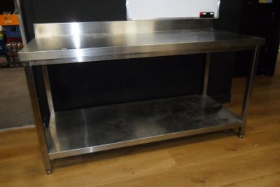 une table en acier inoxydable avec une étagère en dessous