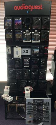 une présentation de matériel AudioQuest dans un magasin