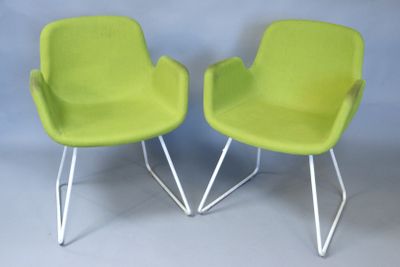 une paire de chaises vert citron avec des pieds en acier chromé