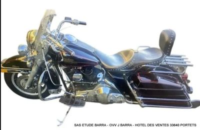 une photo d'une moto garée dans la rue