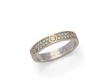 gros plan d'une bague avec des diamants sur fond blanc