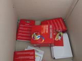 une boîte remplie de livres et de papiers