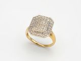 une image d'une bague en or et diamants sur fond blanc