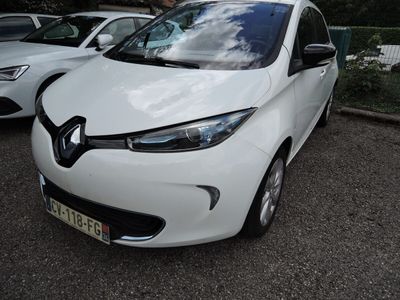 une voiture blanche garée dans un parking