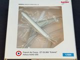 une maquette d'avion dans une boîte posée sur une table