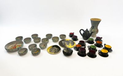 un grand nombre d'objets différents posés sur la table