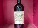 une bouteille de vin posée sur une étagère, dans une boîte rose