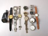 un grand nombre de montres posées sur une table