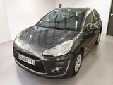La voiture est garée dans le garage, la porte ouverte.