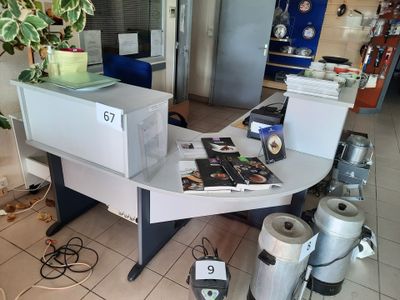 un bureau blanc avec un ordinateur dans une pièce