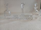 beaucoup d'objets en verre qui se trouvent sur la table