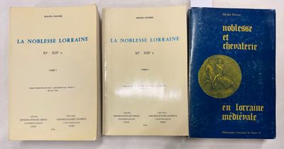 trois livres sont posés les uns à côté des autres sur une surface blanche