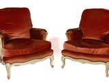paire de fauteuils rembourrés rouges sur fond blanc, avec un fond blanc