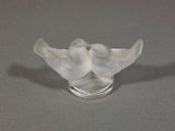 une sculpture en verre représentant deux oiseaux perchés l'un sur l'autre