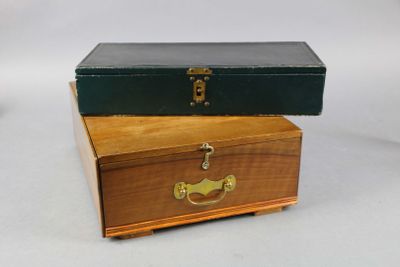 deux valises posées l'une sur l'autre sur une table