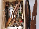 une boîte en bois remplie de différents types de couteaux et de couteaux