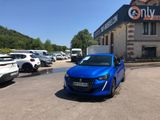 une voiture bleue garée devant un bâtiment dans un parking