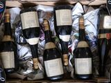 plusieurs bouteilles de vin dans un carton posé sur une table