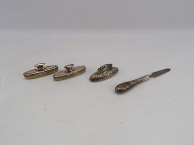 quatre types différents de couverts sur un fond blanc