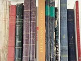 de nombreux livres anciens, tous rangés sur une étagère