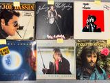 beaucoup de disques vinyles posés sur la table
