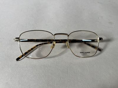 Ces lunettes sont en métal et présentent un motif écaille sur les branches.