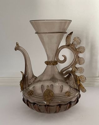 un vase en argent posé sur une table