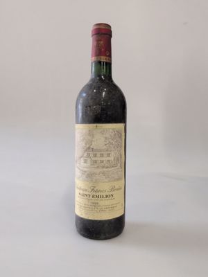 une bouteille de vin posée sur une table