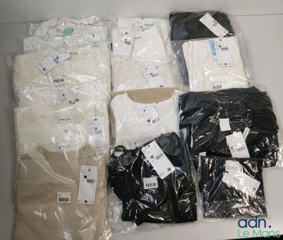 un grand nombre de t-shirts posés sur une table