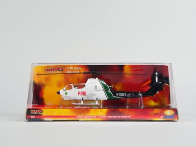 un hélicoptère blanc et vert dans une boîte transparente