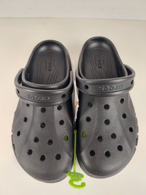 une paire de chaussures trouées posée sur une surface blanche